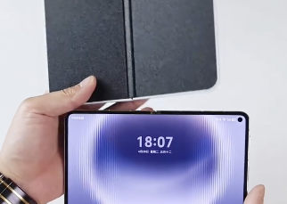 Huawei Pura X Max e iPhone Ultra: un video mostra le incredibili somiglianze_2