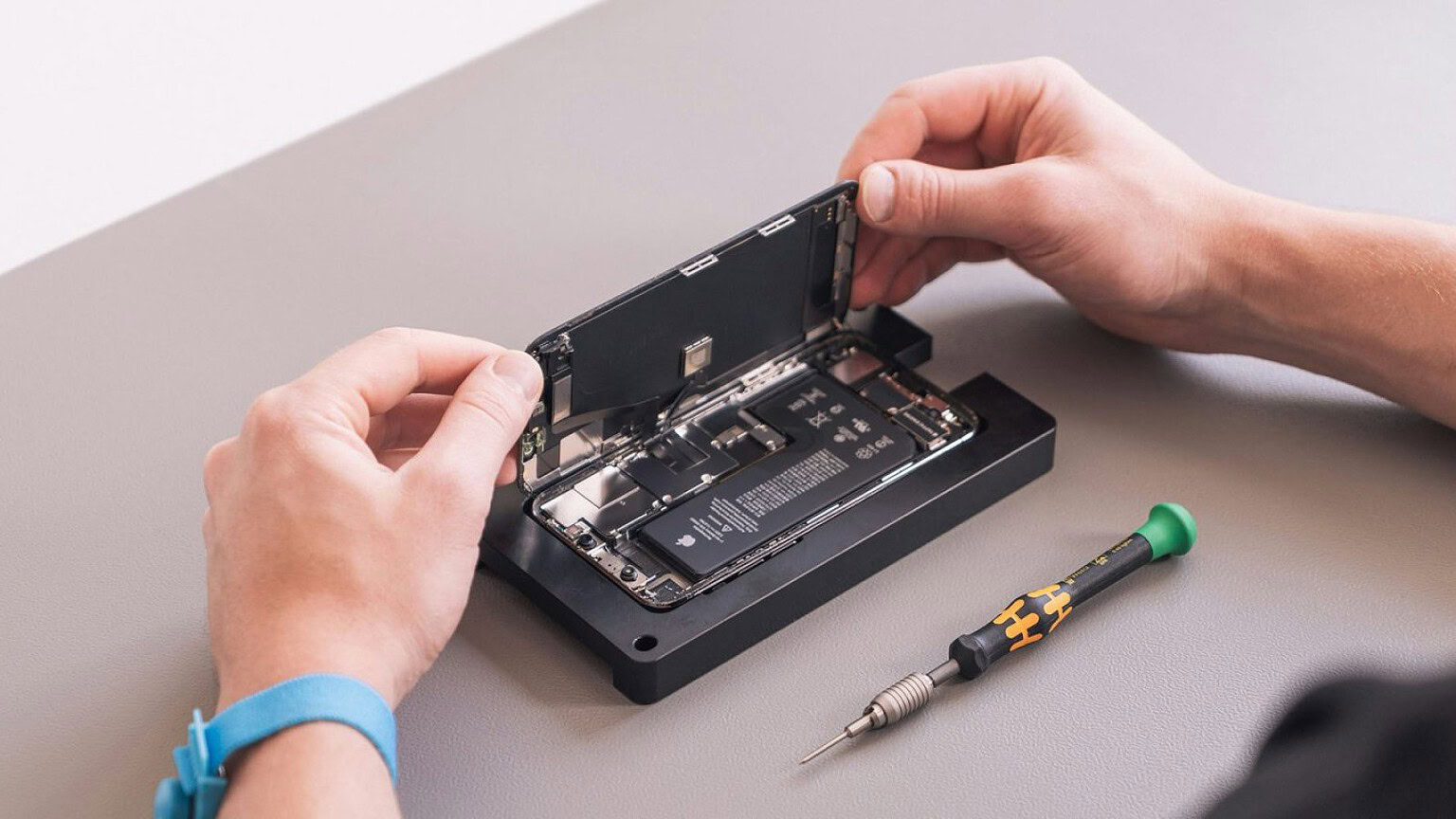 Apple Self Service Repair: nuovi ricambi per MacBook Neo e iPhone 17e