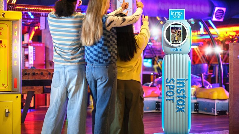 Fujifilm instax SPOT è ufficiale: photobooth AR con stampa istantanea