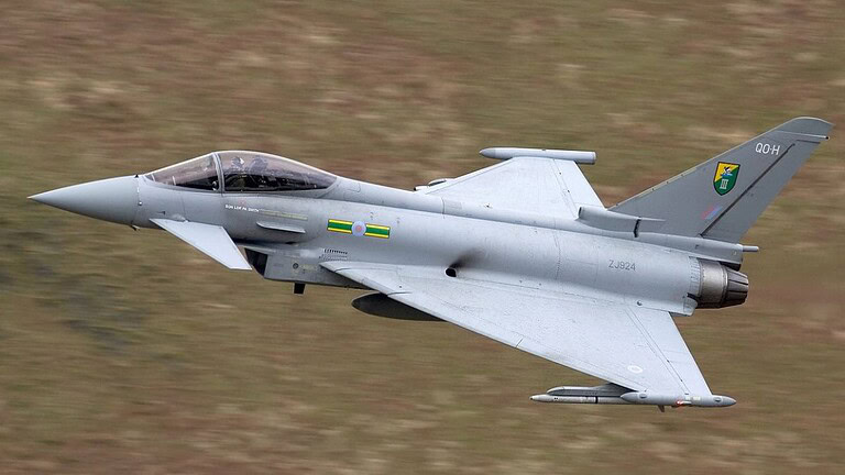 Eurofighter Typhoon abbatte droni con razzi laser: costa quasi nulla