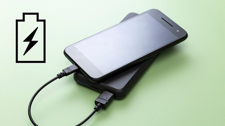 Batterie sostituibili sugli smartphone: la nuova regola UE dal 2027