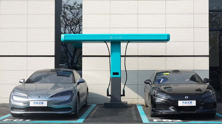 BYD Flash Charging: 5 minuti per ricaricare, 5.000 stazioni già attive