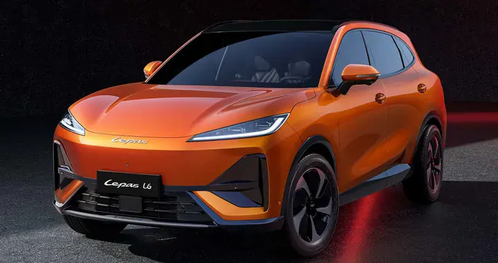 Chery Lepas L6 Chery Lepas L6 debutta alla Milano Design Week 2026 con versioni ibrida e elettrica. Autonomia elevata e design ispirato al leopardo.