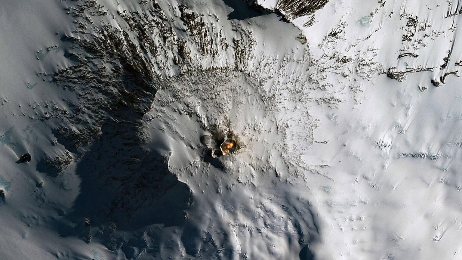 Monte Erebus: il vulcano antartico che erutta polvere d'oro ogni giorno - Monte Erebus polvere oro