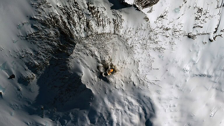 Monte Erebus: il vulcano antartico che erutta polvere d'oro ogni giorno - Monte Erebus polvere oro