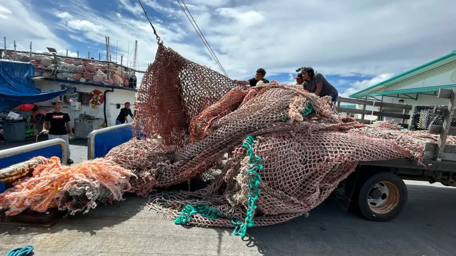 Hawaii: la plastica dell'oceano diventa asfalto, ma è davvero sicura? - plastica oceano asfalto