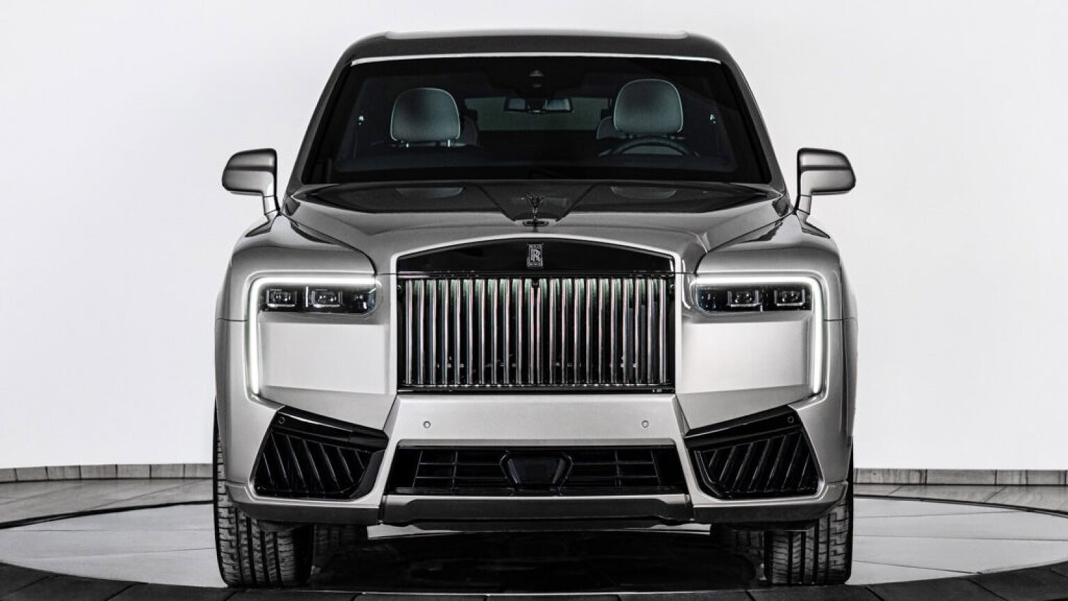 Rolls Royce Cullinan blindata: fuori è di serie, dentro resiste a una granata