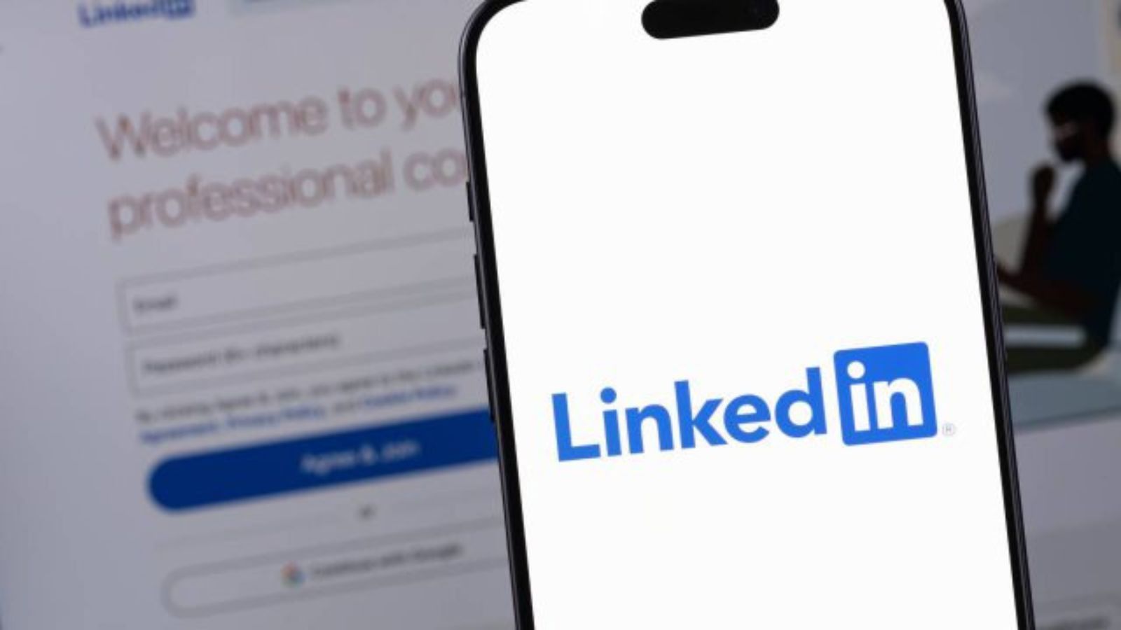 LinkedIn: c’è uno script nascosto che spia il tuo  &hellip;