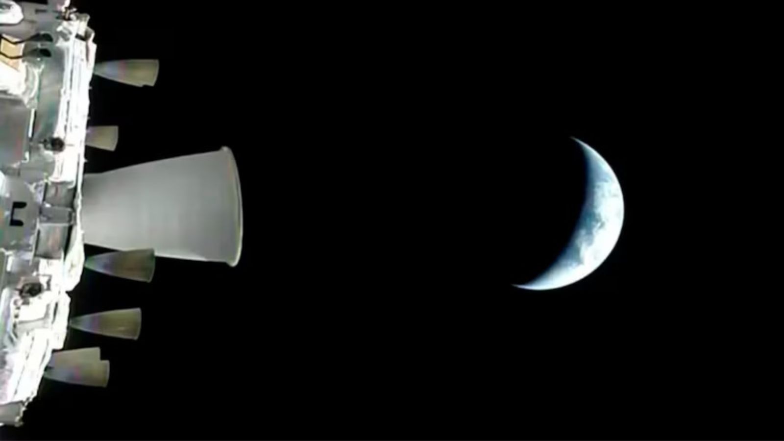 Artemis II completa il sorvolo della Luna: ora il  &hellip;