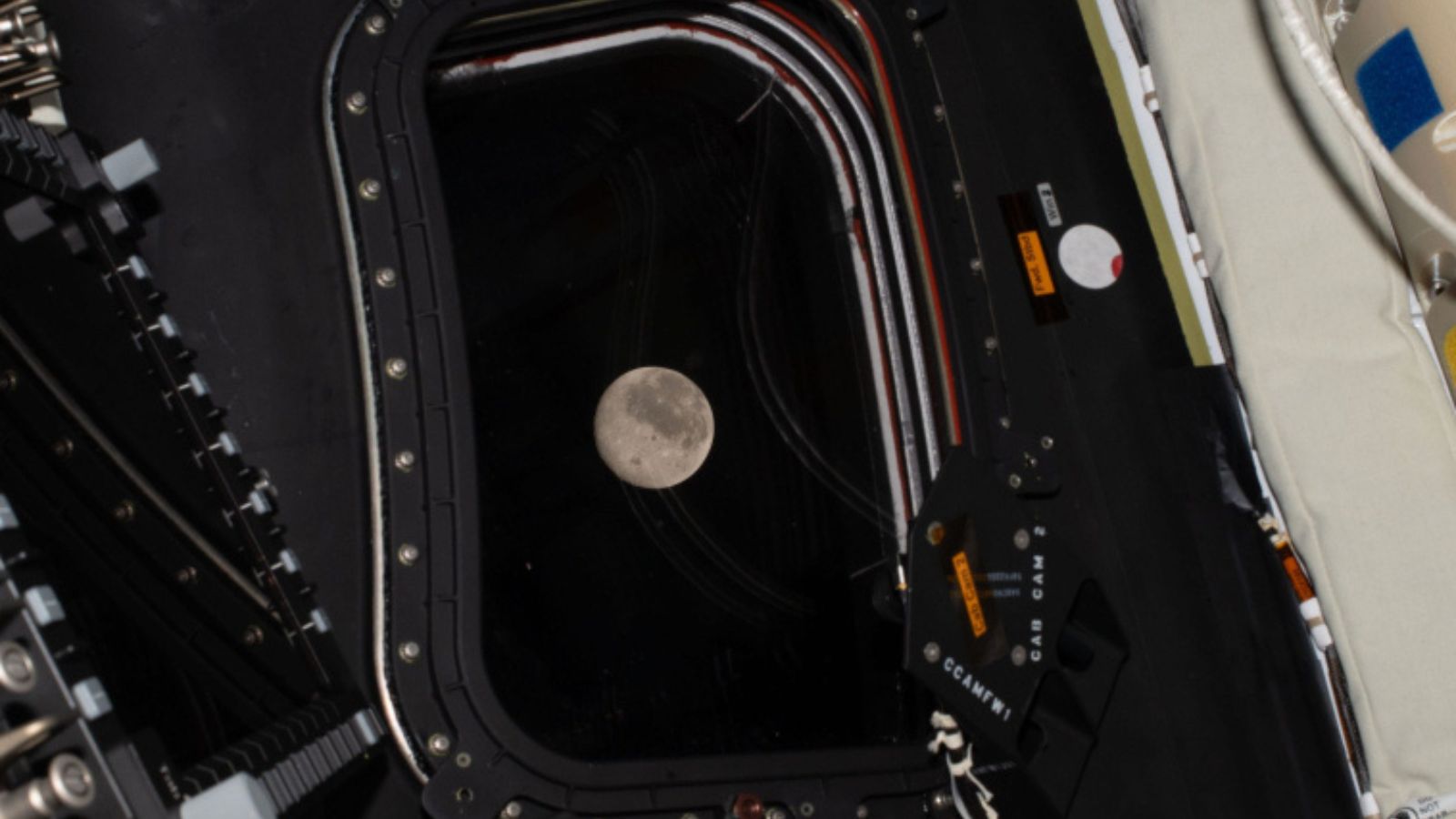 Artemis II: un cratere lunare dedicato alla moglie &hellip;