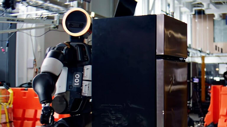 Atlas, il robot di Boston Dynamics solleva 45 kg: ecco come fa