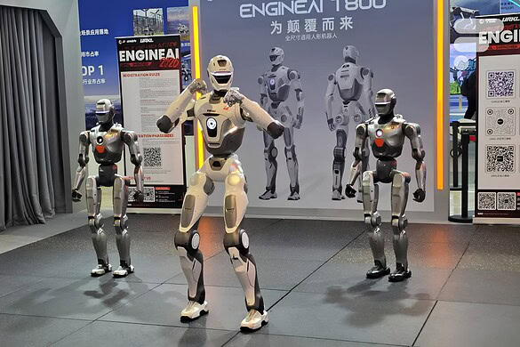 EngineAI, il robot umanoide che combatte con pugni e calci