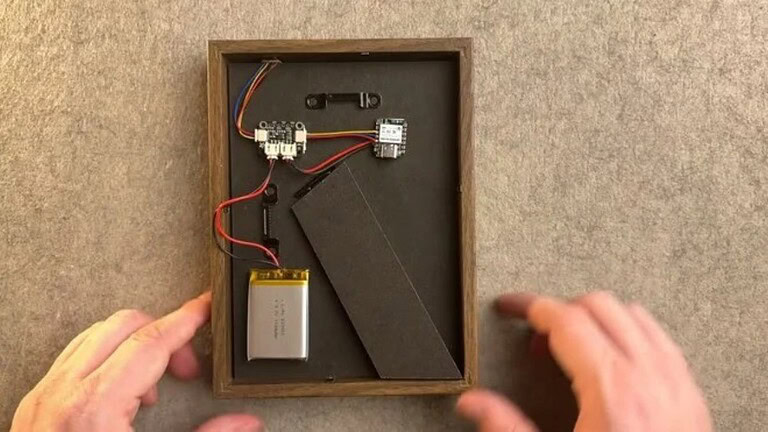 Sensore smart mimetico nascosto in una cornice IKEA: lo ha creato uno YouTuber