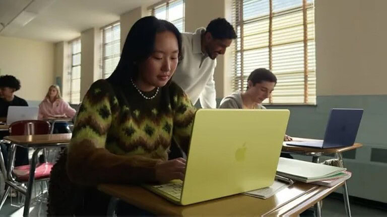 MacBook Neo, Tim Cook ammette il successo inatteso del laptop