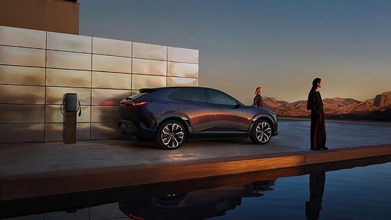 Mazda CX-6e svela gli interni: ecco il design in stile giapponese