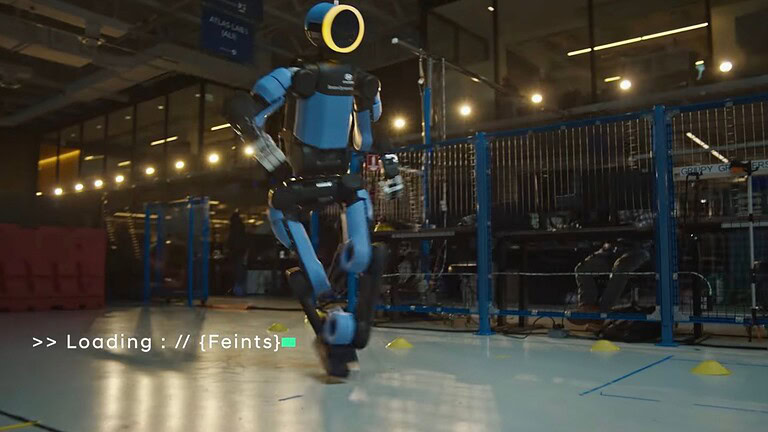 Il robot Atlas di Boston Dynamics impara a giocare a calcio per i Mondiali