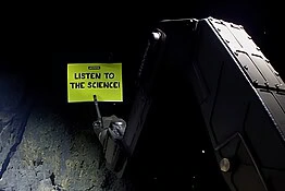 Greenpeace, robot dispiega striscione a 2.315 metri negli abissi artici