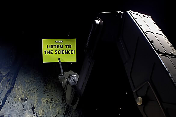 Greenpeace, robot dispiega striscione a 2.315 metri negli abissi artici