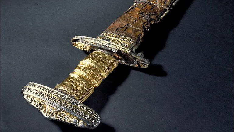 Fodero vichingo in oro ritrovato in Norvegia: scoperta storica