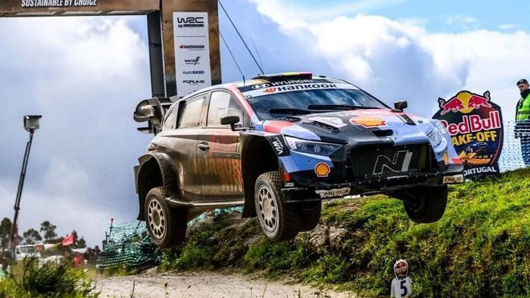 Rally di Portogallo: un carro attrezzi invade la prova speciale in gara