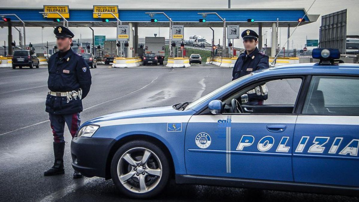 Guida in autostrada: l’obbligo che nessuno rispetta e le multe previste