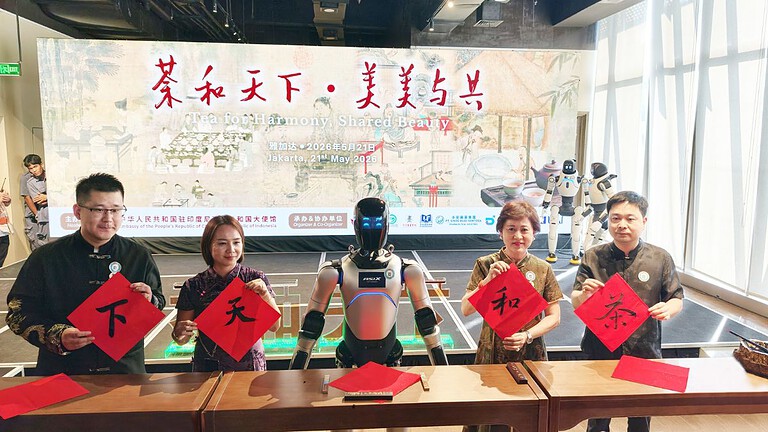 AGIBOT A2 balla e scrive a Giacarta: il robot stupisce