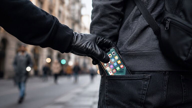 iPhone rubato mentre è sbloccato: Apple lavora a una protezione anti scippo
