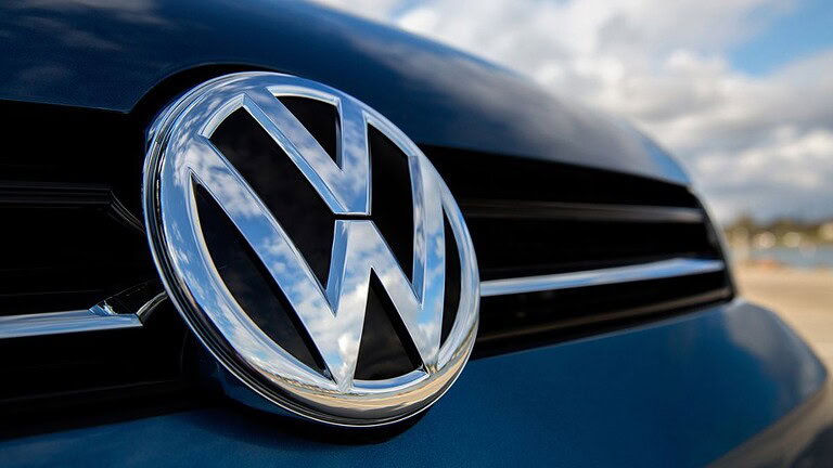 Volkswagen Golf elettrica rinviata al 2030, il motivo fa sorridere
