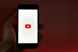 YouTube sta per cambiare tutto: etichette automatiche sui video IA
