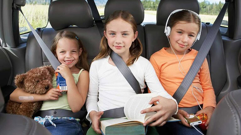 Bambini in auto, i genitori sbagliano ancora tanto: ecco gli errori comuni