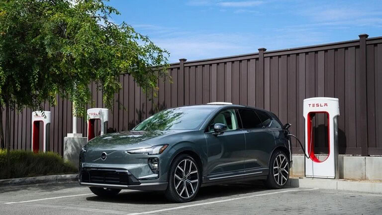 Volvo elettriche ora ricaricabili ai Tesla Supercharger: la novità in Europa