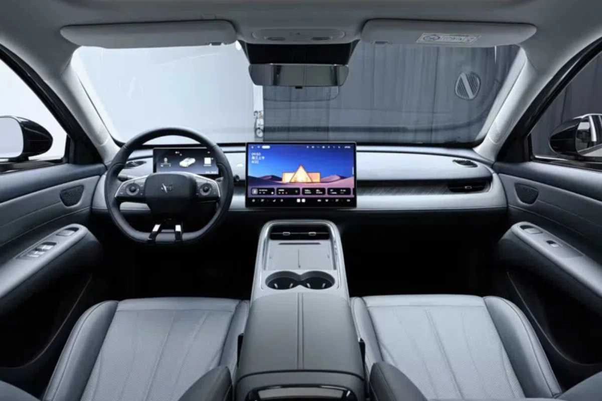 Arcfox S3: la berlina elettrica cinese con battery swap da 8.130 euro
