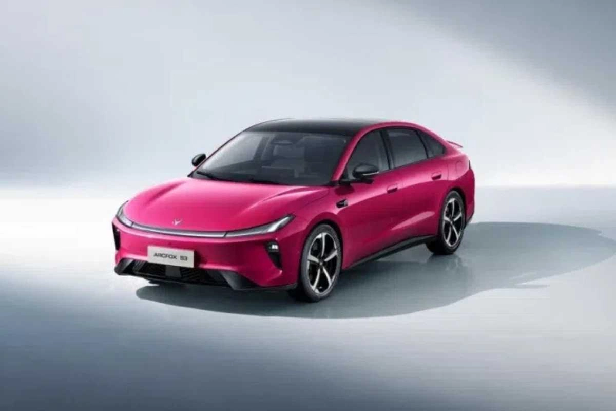 Arcfox S3: la berlina elettrica cinese con battery swap da 8.130 euro