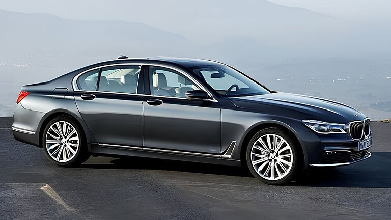 BMW Serie 7 2026: la verniciatura che vieta l'autolavaggio
