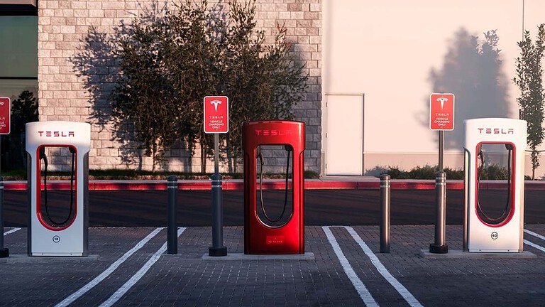 Tesla sta per eliminare le code ai Supercharger: ecco come