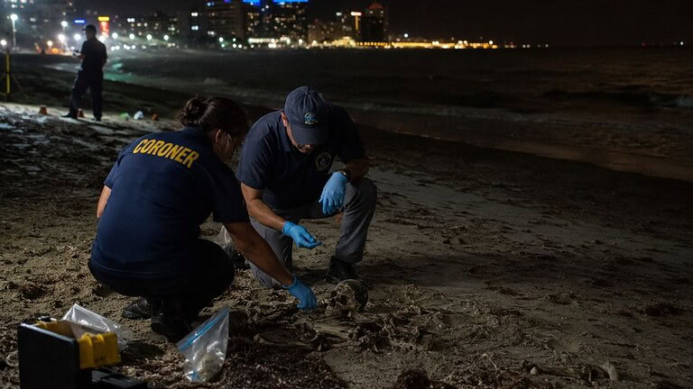 Ossa umane sulle spiagge USA per 30 anni: svelato il mistero