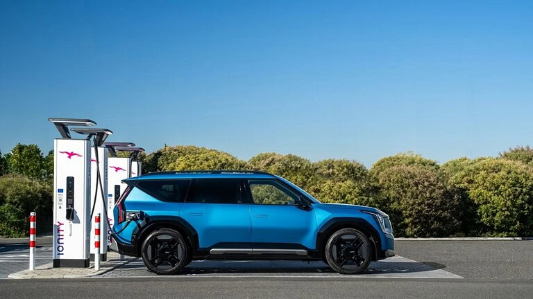 Auto elettrica in vacanza: molte persone non si fidano ancora