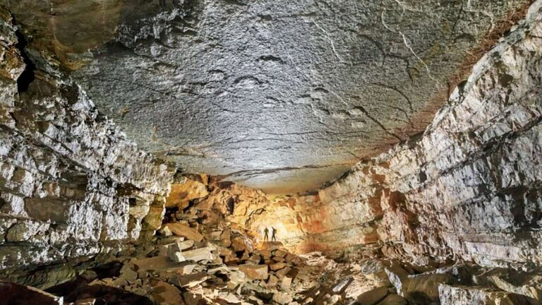Impronte di dinosauri sul soffitto di una grotta: la scoperta impossibile