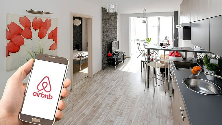 Airbnb apre agli hotel: la strategia che sfida Booking.com