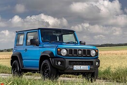 Suzuki Jimny elettrico, il render che lo trasforma in mezzo lunare