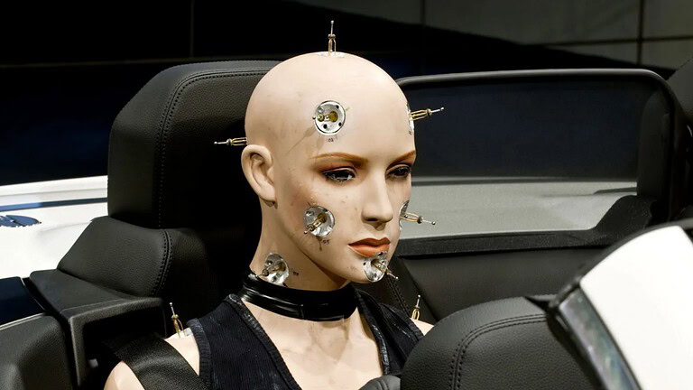 Sicurezza in auto, le donne rischiano il 60% di lesioni in più