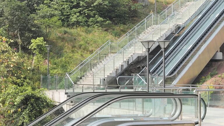 Cina, la scala mobile lunga 1 km che attraversa una montagna