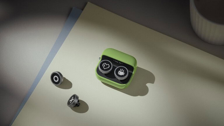 BOOX presenta Tappy: il volta-pagina wireless *Il nuovo accessorio Bluetooth rende la lettura su display ePaper ancora più fluida e confortevole* Milano, 11 maggio 2026 – BOOX, brand di riferimento nel settore dei dispositivi di lettura con tecnologia ePaper, annuncia il lancio di *BOOX Tappy*, un innovativo volta-pagina wireless progettato per offrire un’esperienza di lettura più ergonomica e immersiva. Il dispositivo consente di sfogliare pagine e scorrere contenuti con un semplice tocco, eliminando la necessità di interagire direttamente con lo schermo. Tre modalità per ogni esigenza di contenuto BOOX Tappy integra tre modalità operative, selezionabili tenendo premuti entrambi i tasti per cinque secondi, pensate per adattarsi a contesti d’uso differenti: • *Modalità Lettura: *ottimizzata per la narrativa e i libri digitali, permette di voltare le pagine nelle principali app di lettura con un singolo clic. • *Modalità Navigazione: *ideale per news e articoli di lunga lettura, consente di scorrere i contenuti verticali in modo preciso e naturale. • *Modalità Multimediale: *trasforma Tappy in un telecomando per audiobook e musica, permettendo di passare al brano precedente o successivo durante l’ascolto. Connettività immediata e autonomia prolungata Sul piano tecnico, BOOX Tappy si distingue per il *pairing Bluetooth istantaneo*, per una *batteria a lunga durata con ricarica rapida USB-C* in grado di garantire settimane di utilizzo con una singola carica, e per un *indicatore luminoso* che fornisce feedback visivo immediato su pairing, cambio modalità e livello della batteria. Scheda Tecnica Bluetooth BT 5.4 Distanza Fino a 10m Temperatura di lavoro 0-50°C Batteria Ricaricabile al Litio Capacità 95mAh Porta di Ricarica USB-C Tasti Power, Volta pagina LED Indicatore Sì Modalità Lettura, Navigazione, Multimediale Dimensioni 43x37x25mm Peso Circa 29g Colori Verde, Arancione Accessori 2x Tasti di Ricambio Disponibilità e prezzi BOOX Tappy è disponibile da subito su euroshop.boox.com al prezzo consigliato di €29,99. I clienti che acquistano Tappy su euroshop.boox.com contestualmente a un dispositivo BOOX beneficiano di uno *sconto del 50%* sull’accessorio.