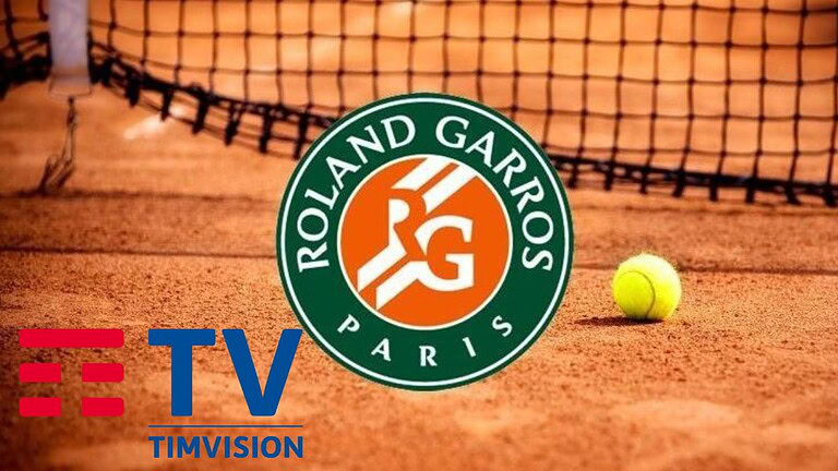 SU TIMVISION PLAY TUTTO IL ROLAND-GARROS CON 7 CANALI EUROSPORT INCLUSI PER GLI ABBONATI Il grande tennis torna protagonista su TimVision Play con il Roland-Garros, secondo torneo del Grande Slam della stagione, in programma sulla terra rossa di Parigi dal 24 maggio al 7 giugno. L'intero Open di Francia - qualificazioni incluse, al via dal 18 maggio - sarà disponibile su TimVision Play con oltre 400 match live e on demand, trasmessi sui sei canali Eurosport, a cui si aggiunge un settimo canale in 4K, e con clip e highlights quotidiani di Eurosport News. L'esperienza di visione si completa con la funzionalità Multilive, che consente di seguire in contemporanea fino a quattro match trasmessi dai 6 canali tramite App e sito timvision.it, offrendo agli appassionati un controllo totale sull'azione in campo. Grande attesa per il torneo maschile, che vedrà protagonista il numero 1 del ranking ATP Jannik Sinner che ieri ha trionfato agli Internazionali d'Italia, conquistando il suo 34esimo successo consecutivo e il sesto Masters 1000 di fila. Sinner sarà affiancato dagli altri italiani in tabellone: Flavio Cobolli, Luciano Darderi, Lorenzo Sonego, Mattia Bellucci e Matteo Berrettini. Nel tabellone femminile, riflettori puntati su Jasmine Paolini ed Elisabetta Cocciaretto, pronte a rappresentare i colori italiani sulla terra rossa parigina. TimVision è l'aggregatore di servizi streaming più completo sul mercato italiano, che offre un accesso semplificato e conveniente a Netflix, HBO Max, Disney+, Prime Video, DAZN, Infinity+, Paramount+ e Apple TV, oltre a TimVision Play, con un ricco catalogo di film e serie TV, anche in esclusiva, cartoni, show di discovery+ e Mediaset 7 giorni e sport con i canali Eurosport compresi nell'abbonamento.