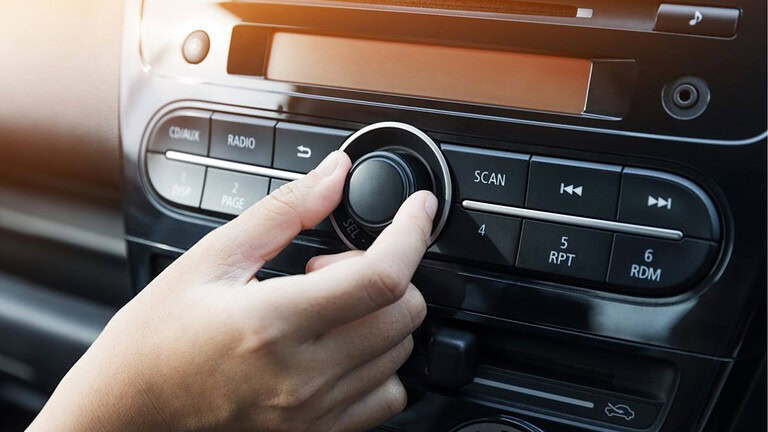 Auto nuove in Italia: scatta l'obbligo delle antenne radio FM e DAB+