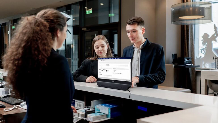 Philips 24B2D5300: il primo monitor bifacciale standalone che guarda in due direzioni