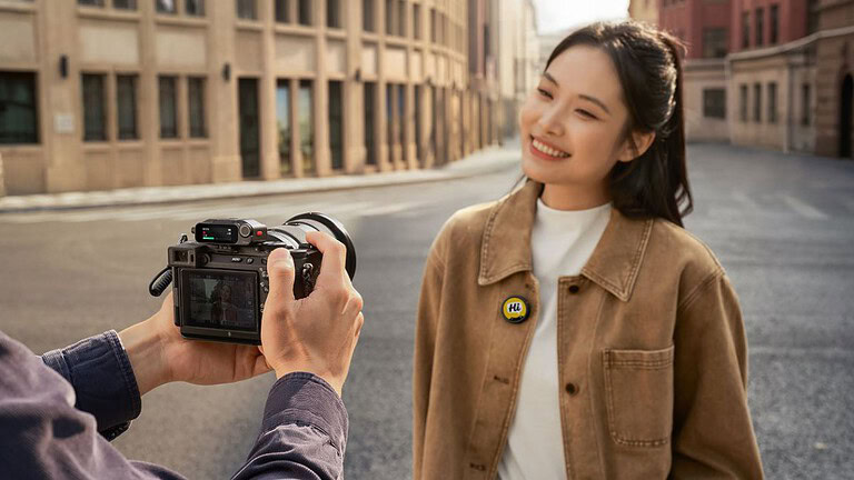 Insta360 Mic Pro ufficiale: display E-Ink, 32 bit e 30 ore di autonomia