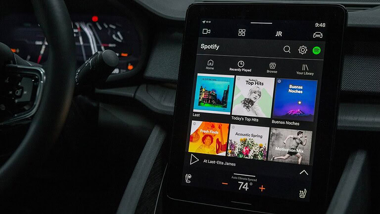 Polestar riporta i pulsanti fisici: basta col tutto touchscreen