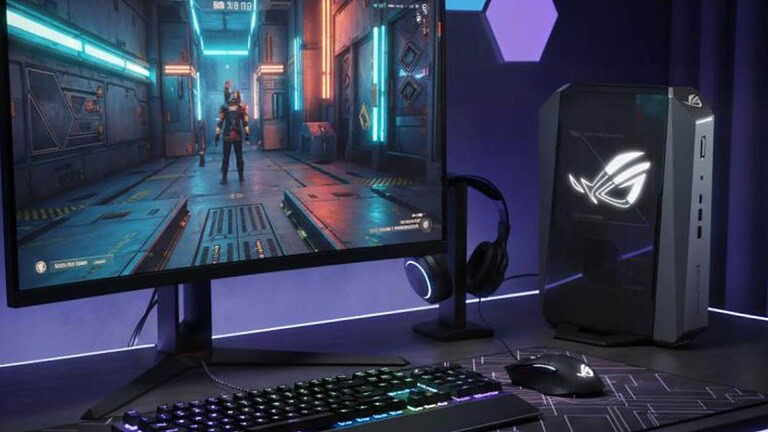 ASUS Republic of Gamers (ROG) ha annunciato ROG GR70, il primo mini PC gaming ROG a montare la CPU AMD Ryzen™ 9 in grado di assicurare prestazioni di classe desktop in un formato compatto. Il mini PC GR70 vanta configurazioni con la GPU Laptop NVIDIA® GeForce RTX™ 5070 oppure 5060, per una grafica eccezionale, ed un avanzato sistema di raffreddamento a tripla ventola che mantiene basse sia le temperature sia la rumorosità. Inoltre, la connettività WiFi 7 e Bluetooth® 5.4 integrate consentono ai giocatori di vivere sessioni di gaming ad alta velocità senza incappare in colli di bottiglia. Progettato per le massime prestazioni La CPU AMD Ryzen 9 9955HX3D è basata sull'architettura Zen 5 e vanta 16 core e 32 thread per gestire senza interruzioni anche le sessioni di gioco più impegnative. Le prestazioni di questo potente processore sono ulteriormente esaltate dall’impiego della tecnologia AMD 3D V-Cache™ di seconda generazione, con un’architettura di cache 3D evoluta che garantisce clock massimi più alti e frequenze di base più rapide rispetto al modello precedente, assicurando maggiore livello di dettaglio e fluidità, anche a basse risoluzioni. Grafica GeForce RTX di nuova generazione con IA Il mini PC gaming ROG GR70 abbina le eccezionali prestazioni di elaborazione offerte dal processore AMD ad una GPU Laptop NVIDIA GeForce RTX 5070 oppure 5060. L'architettura NVIDIA Blackwell garantisce un'enorme potenza di calcolo per gli applicativi di Intelligenza Artificiale in quanto dispone di Core Ray-Tracing più efficienti ed il supporto a funzionalità NVIDIA avanzate, tra cui il DLSS 4 con Multi Frame Generation che aumenta il frame rate utilizzando l’intelligenza artificiale per generare fino a tre frame per ogni fotogramma in rendering. CPU e GPU insieme consentono al ROG GR70 di erogare le massime prestazioni in un ingombro inferiore a tre litri. [Immagine che contiene interno, Schermo del computer, Dispositivo elettronico, elettronica Il contenuto generato dall'IA potrebbe non essere corretto.] Connettività all'avanguardia L’impiego delle tecnologie wireless WiFi 7 e Bluetooth 5.4 permettono di ottenere un’esperienza di gioco online alla massima fluidità, sia durante le sfide multiplayer nei titoli AAA più recenti che durante i live streaming. Grazie alla tecnologia Multi-Link Operation, il WiFi 7 offre velocità di download superiori e maggiore stabilità rispetto alle generazioni precedenti. Per i titoli AAA che richiedono dati e aggiornamenti frequenti, ciò si traduce in tempi più brevi di download e di installazione delle patch così da ridurre al minimo le tempistiche necessarie per ultimare i processi di aggiornamento del gioco. Le otto porte USB conferiscono al GR70 la flessibilità necessaria per supportare fino a cinque display 4K, unità esterne ad alta velocità e altri accessori. Raffreddamento ottimizzato e rumorosità minima Lo chassis compatto con fattore di forma da meno di tre litri utilizza la tecnologia di raffreddamento ROG QuietFlow, caratterizzata dall’impiego di un sistema a tripla ventola che mantiene basse le temperature riducendo al minimo il rumore operativo. Le ventole e le heatpipe permettono a CPU e GPU di erogare il massimo delle prestazioni senza incappare in surriscaldamenti. Anche con carichi di lavoro impegnativi, i livelli di rumorosità sono mantenuti al di sotto dei 4,5 dB(A) senza impatti sul fronte gaming. [Immagine che contiene elettronica, schermata, computer, interno Il contenuto generato dall'IA potrebbe non essere corretto.] Ottimizzato per la vittoria Il software ROG Armoury Crate consente di monitorare facilmente l’hardware, gestire ventole e sistema di raffreddamento e accedere rapidamente ad aggiornamenti di driver e software. In combinazione con il BIOS ROG, i giocatori possono ottenere il massimo dal GR70 con opzioni di fine tuning automatico e manuale per aumentare i frame rate ed eliminare i rallentamenti. Sono inoltre presenti profili di overclocking personalizzati per i titoli più popolari, che consentono ai gamer di immergersi direttamente nel gioco piuttosto che spendere tempo nell’ottimizzare le prestazioni. Pratico design orientato al DIY Il mini PC gaming ROG GR70 presenta un design migliorato che non richiede attrezzi dedicati per intervenire sulla configurazione. Rimuovendo la vite a testa zigrinata, si accede facilmente alle componenti interne, consentendo agli utenti di installare senza sforzo fino a 96 GB di memoria oppure di aggiornare lo storage M.2 tramite il sistema Q-Latch. Il case compatto ha un'estetica decisa e dinamica con accenti netti e angolari e una raffinata barra luminosa ROG bianco-argento per trasmettere un senso di performance e velocità: tutto ciò rende GR70 il fulcro di ogni postazione gaming. Disponibilità e prezzi Il mini PC gaming ASUS ROG GR70 sarà disponibile in Italia a partire da inizio maggio ad un prezzo speciale di lancio consigliato pari a 3.599 € presso i rivenditori aderenti al Programma Powered by ASUS ed i principali Partner commerciali ASUS.