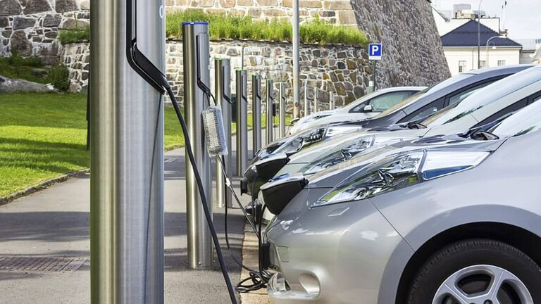 Auto elettrica in crisi: le case automobilistiche cambiano rotta